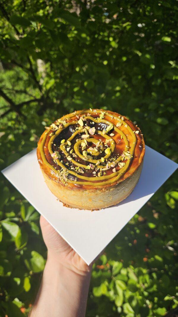 Pistacjowy Sernik Baskijski mały 12 cm